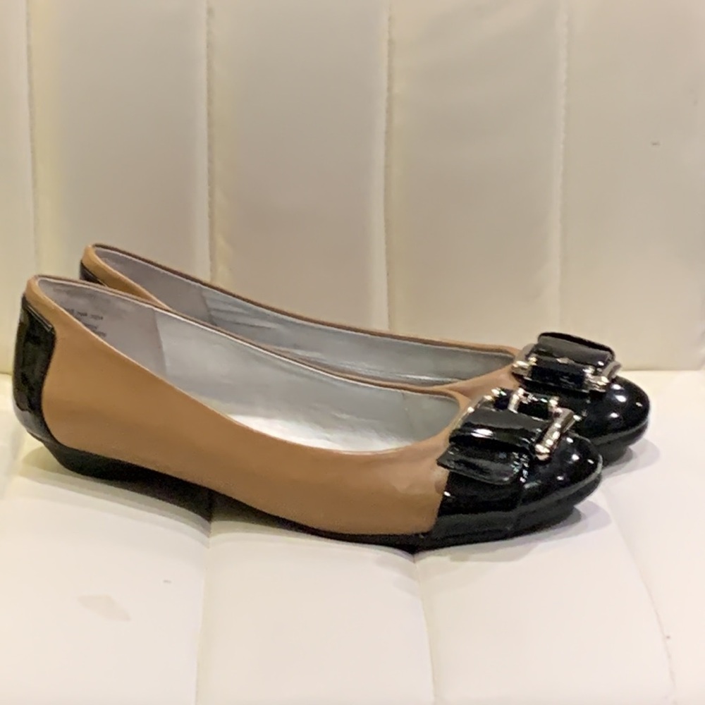 Bandolino Tan/Black Leather Buckle Slip on Flat Shoes Size 10 M